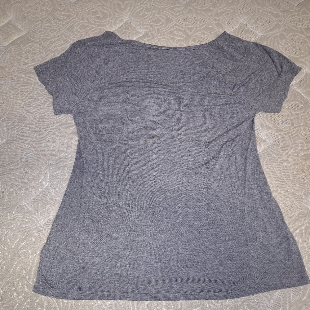 A French Dressing medium cold shoulder tunic top. Grey color. EUC. - Picture 3 of 3